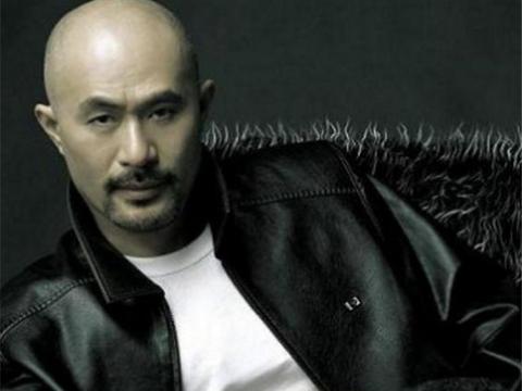 反派专业户，曾和周润发、周星驰搭戏，今57岁开牧马人，依旧年轻