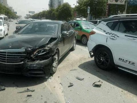 比亚迪宋半路遭奔驰追尾，两车的差距让比亚迪车主倍有面