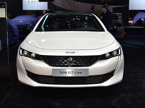 外观不输大众CC，进入车内像开飞机，标致能不能翻身就看他了