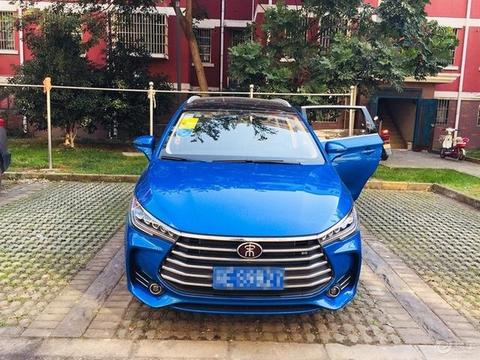 宋MAX舒适安静 有点奥迪的影子