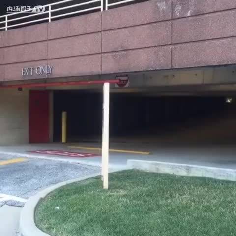 “啪”的一声听见车主心碎的声音，这就是我平时跑车都放家里不开的原因！  ...