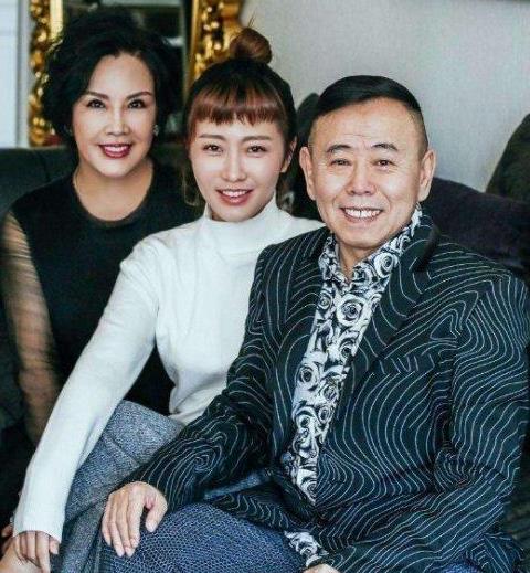 潘长江年轻照曝光英俊帅气,他曾自曝被12位高个女孩倒追