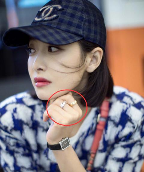 宋茜深夜晒照一身美装亮相机场 中指的戒指疑