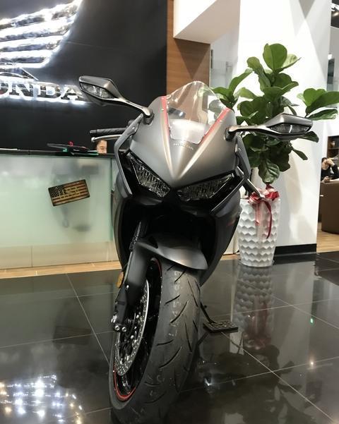 2017 CBR1000RR店内实拍