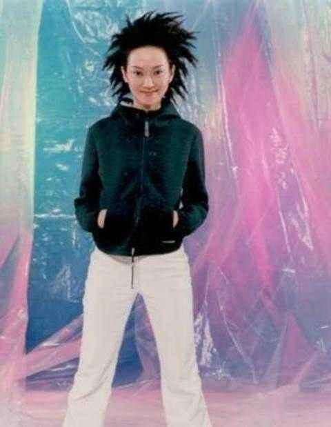 唱《咚巴拉》歌红人不红 排斥自己的名字 一改