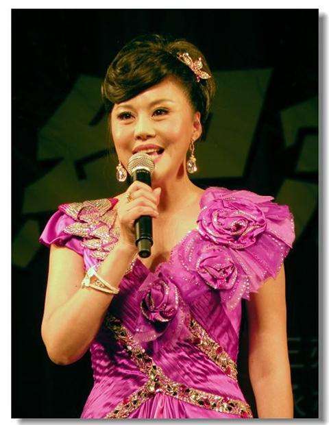 她是单田芳女儿, 郭德纲师姐, 第一位上春晚的女相声演员!