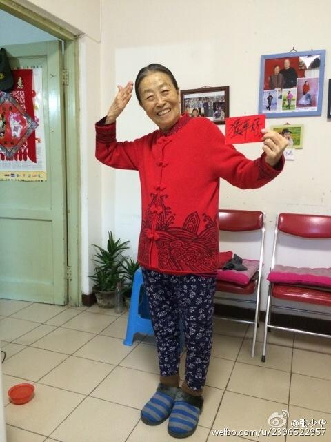 "丑娘"张少华全家照,被人当成要饭的,"孙女"嫁给了嘎子
