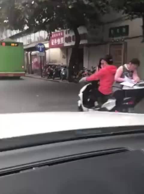 女生背坐电动车趴后备箱写作业  为了好成绩！拼了这是！  不管怎样也要注...