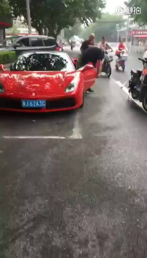 在上海118广场附近，有一辆浙江牌照的法拉利被一骑电动车的碰了一下，一大...