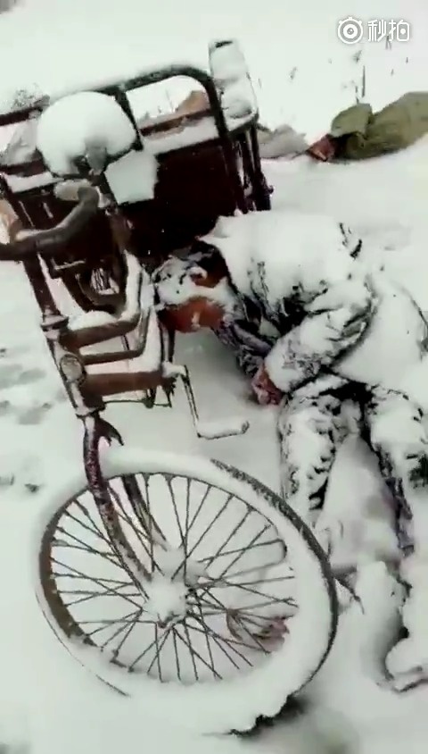 大雪天老人躺在雪地里,太可怜了