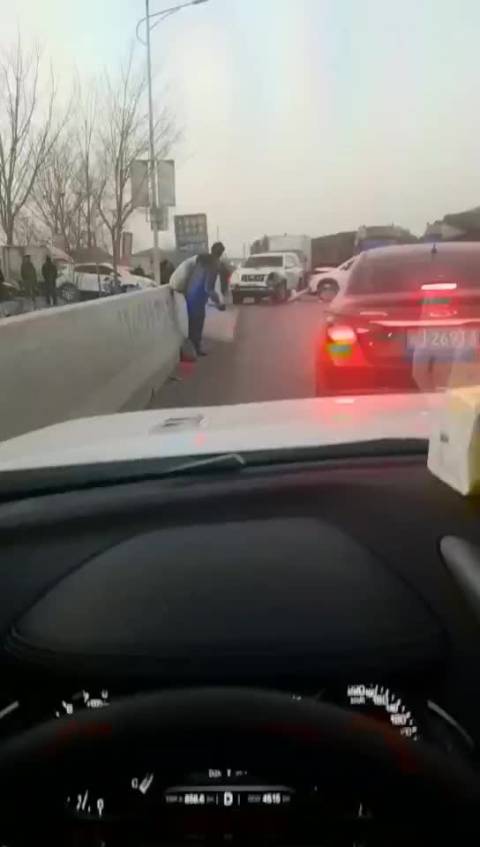 沧州爆料 网友爆料：青县周官屯大桥附近一白色霸道SUV与其他车辆发生碰撞...