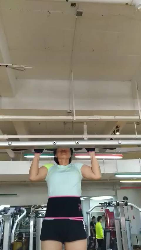 中国女子健美比基尼第一人孙恒姐姐,50岁,轻松引体向上
