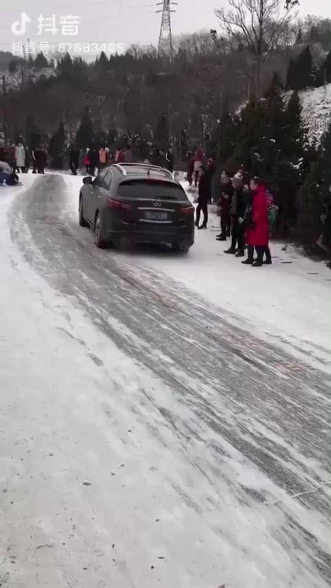 天寒地冻，SUV也不行，最好别开车上路，如果非得上路，就绑防滑链，可你绑...