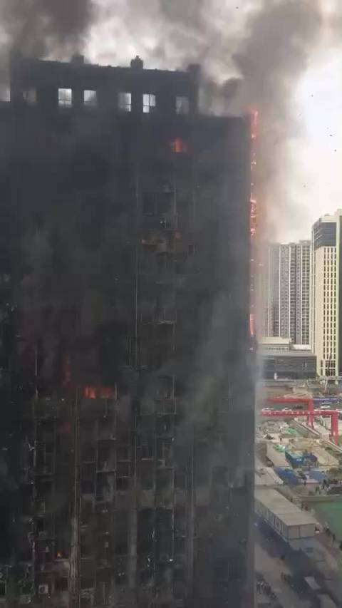 听说是电动车充电飞线着火，所以现在买电动车，没有固定充电位，还是很麻烦的...