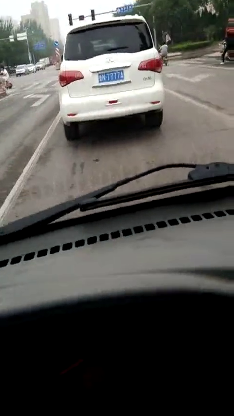 山东某地一土豪的超大SUV，起步甩我五菱小面包几条街