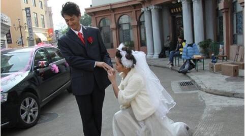 靳东是娱乐圈出了名的老干部，难怪老婆李佳当初倒追他