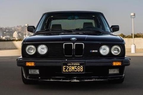BMW M5 E28，把原本和谐完美的外观改成末日铲车一样突兀