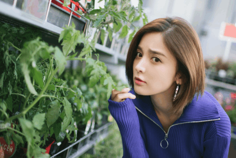 古力娜扎花房露肚脐眼摆拍, 不系裤腰带, 大姐回