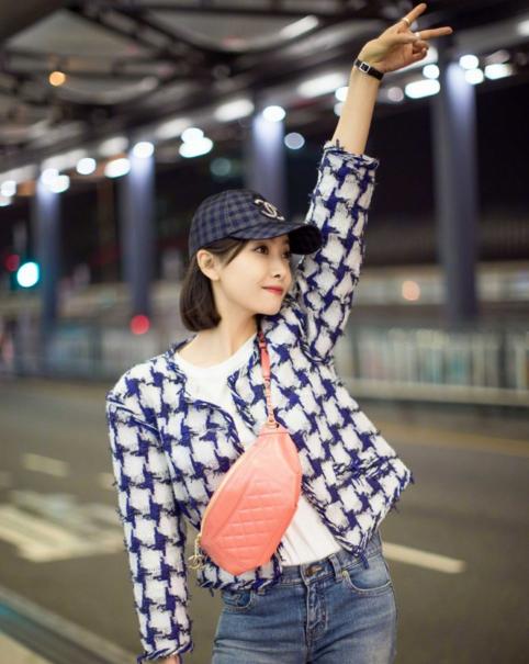 宋茜深夜晒照一身美装亮相机场 中指的戒指疑