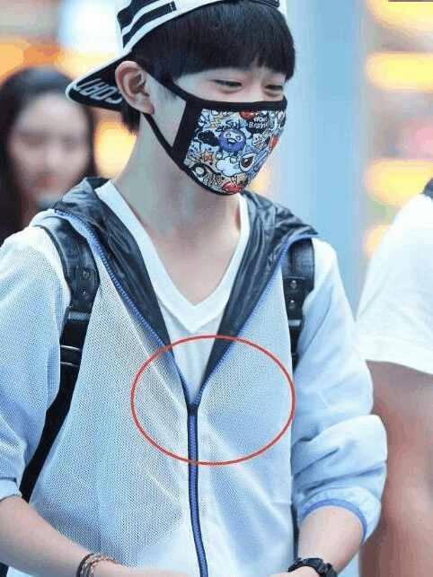 易烊千玺雨衣外穿, 网友: 这才是时尚界的扛把