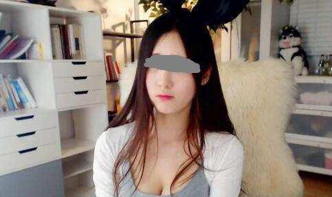 男子每天吃泡面却为女主播送大礼，背后真实身份却人人喊打