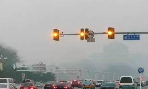 闯黄灯算违章吗?这几种情况,闯黄灯肯定要扣分罚款啦