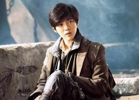 明星吊威亚多危险?于朦胧高空摔下,黄晓明骨折