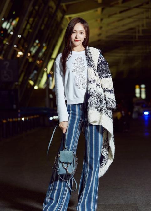 20岁关晓彤与34岁唐嫣,同为172cm穿阔腿裤,哪