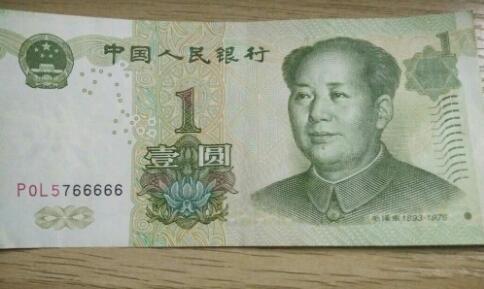 老人卖废品收到三张纸币，品相破旧，但价值二千，尤其是最后一张