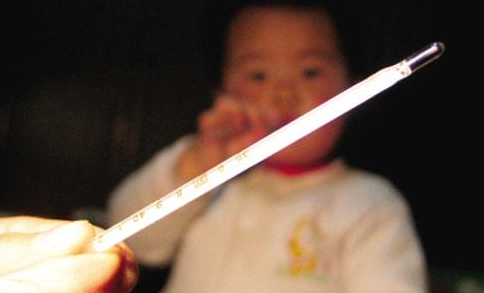 孩子咬破体温计误吞水银,急坏家长,孩子到底会