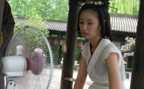 明星反季节拍戏,杨幂光腿咳嗽,热到穿背心,林心