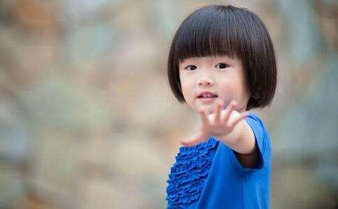 人贩子拐小女孩坐公交,孩子对一位老太太说了三个字,女孩得救