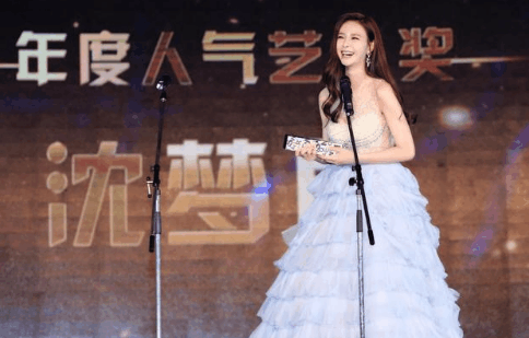 沈梦辰穿衣太大胆! 透明加蕾丝, 这和内衣外穿有什么差别?