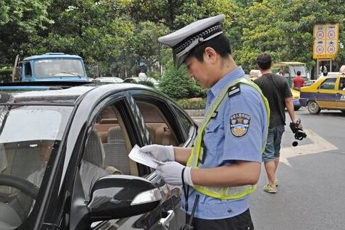 交警拦下正常行驶的帕萨特，打开车门后，全国卡车司机不淡定了！