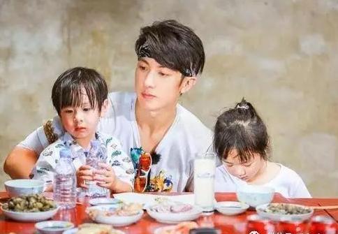 如何看待《爸爸去哪儿》里面明星的孩子英语说