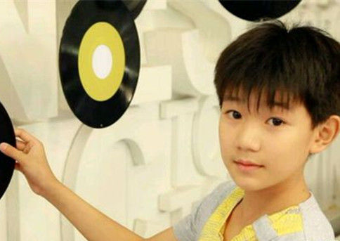 三小只小时候的照片!看完易烊千玺的终于明白什么叫做逆袭成功!