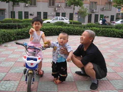 两岁半的宝宝在地上打滚发脾气,家长这样做根