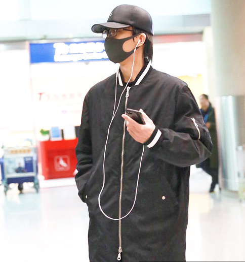 许嵩全黑LOOK亮相机场全副武装玩蒙面 边走边