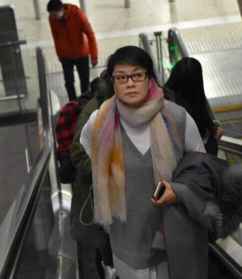 54岁毛阿敏全家照,嫁百亿老公,与那英交恶,女儿美艳动人!