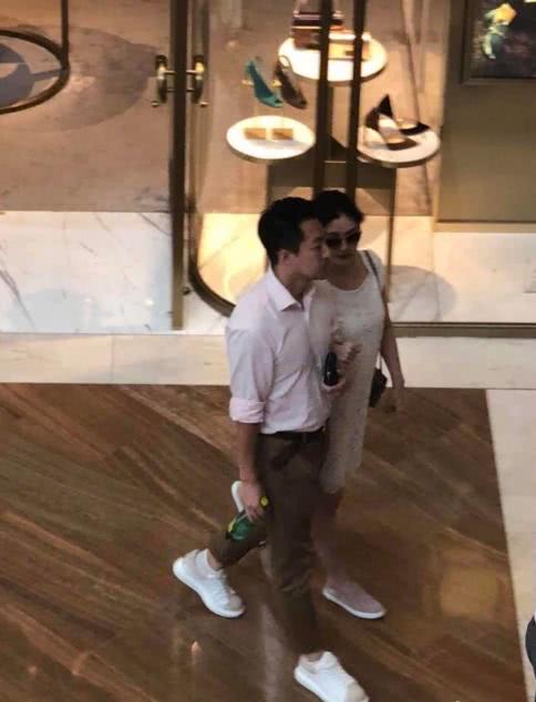 看了大S一家新加坡游，再看张柏芝的，网友：谁作秀一目了然