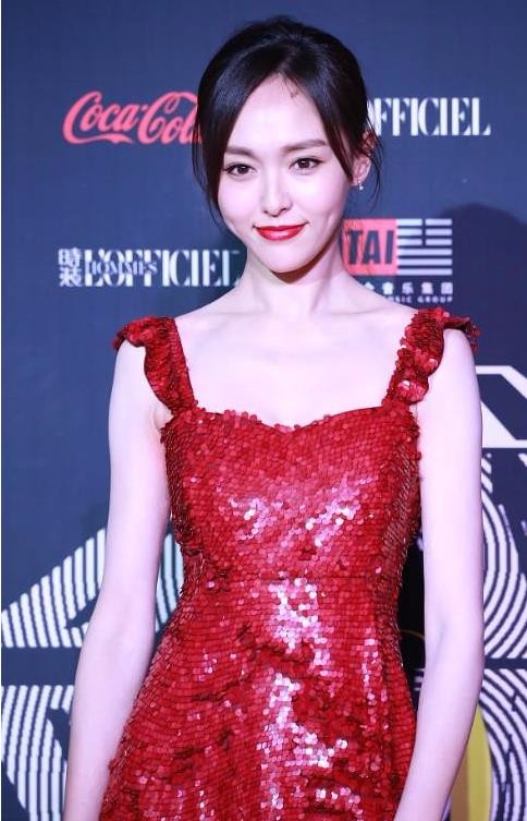 唐嫣红色裙艳丽夺目,细长美腿不失狂野性感