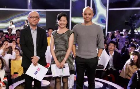 51岁黄菡全家近照，女儿漂亮像妈妈，把老公倒追到手恩爱26年！