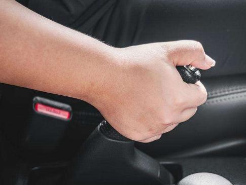 交警提示：手刹千万不能这么使用，90%的老司机都有这样的习惯！