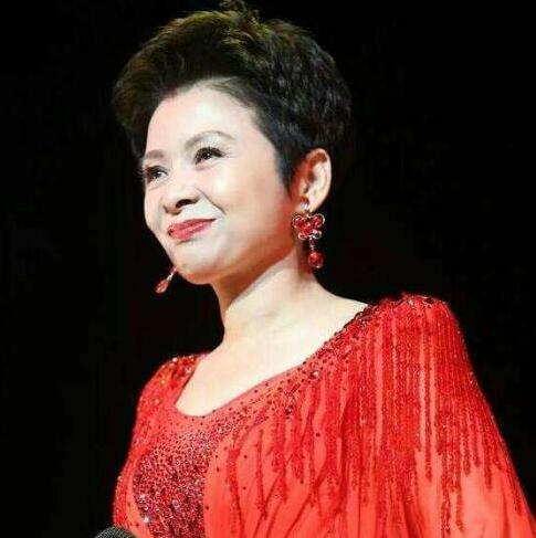 董文华63岁老公张楠正面照，身形壮实气度不凡夫妻恩爱33载