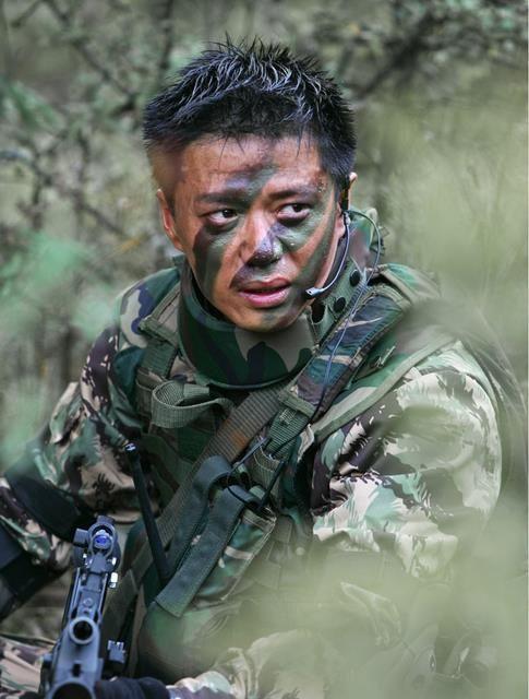 段奕宏《士兵突击》剧照,同样特种兵硬汉专业户. 看过了确认的两