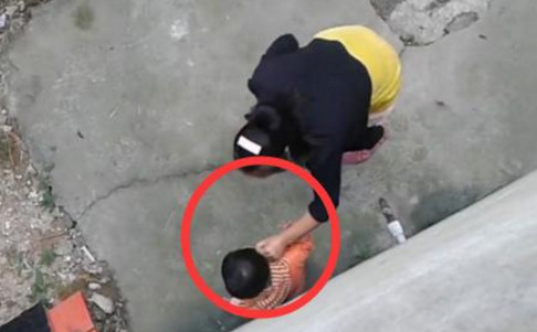 3岁宝宝至今不会走路,医生检查后,全家人吓得