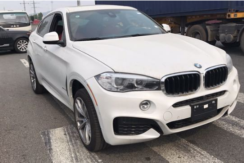 2017款宝马X6 霸气的前脸和颇具coupe风格的溜背式造型堪称经典