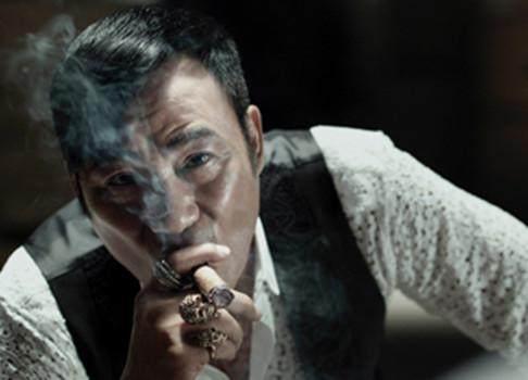 任达华,任达华的长相没有吴志雄那么夸张,但是电影里散发的那股狠劲却