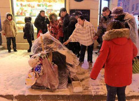 令人心酸，风雪街头老人住进塑料袋