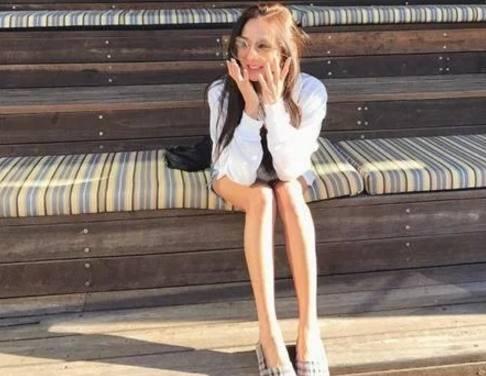 她父亲从身价300亿到破产，最后娶了同学的女儿，而她活成了这样